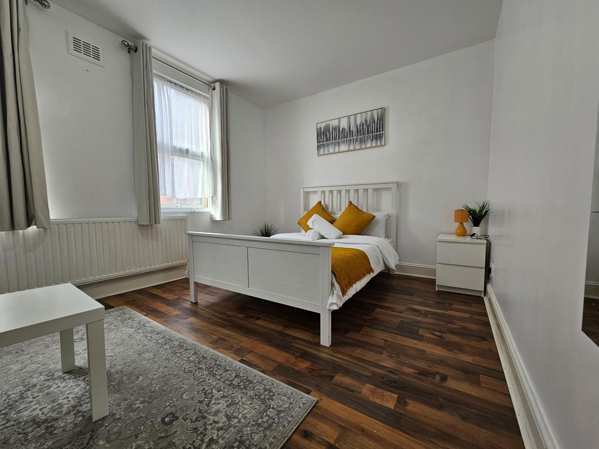 Aldgate Apartment *