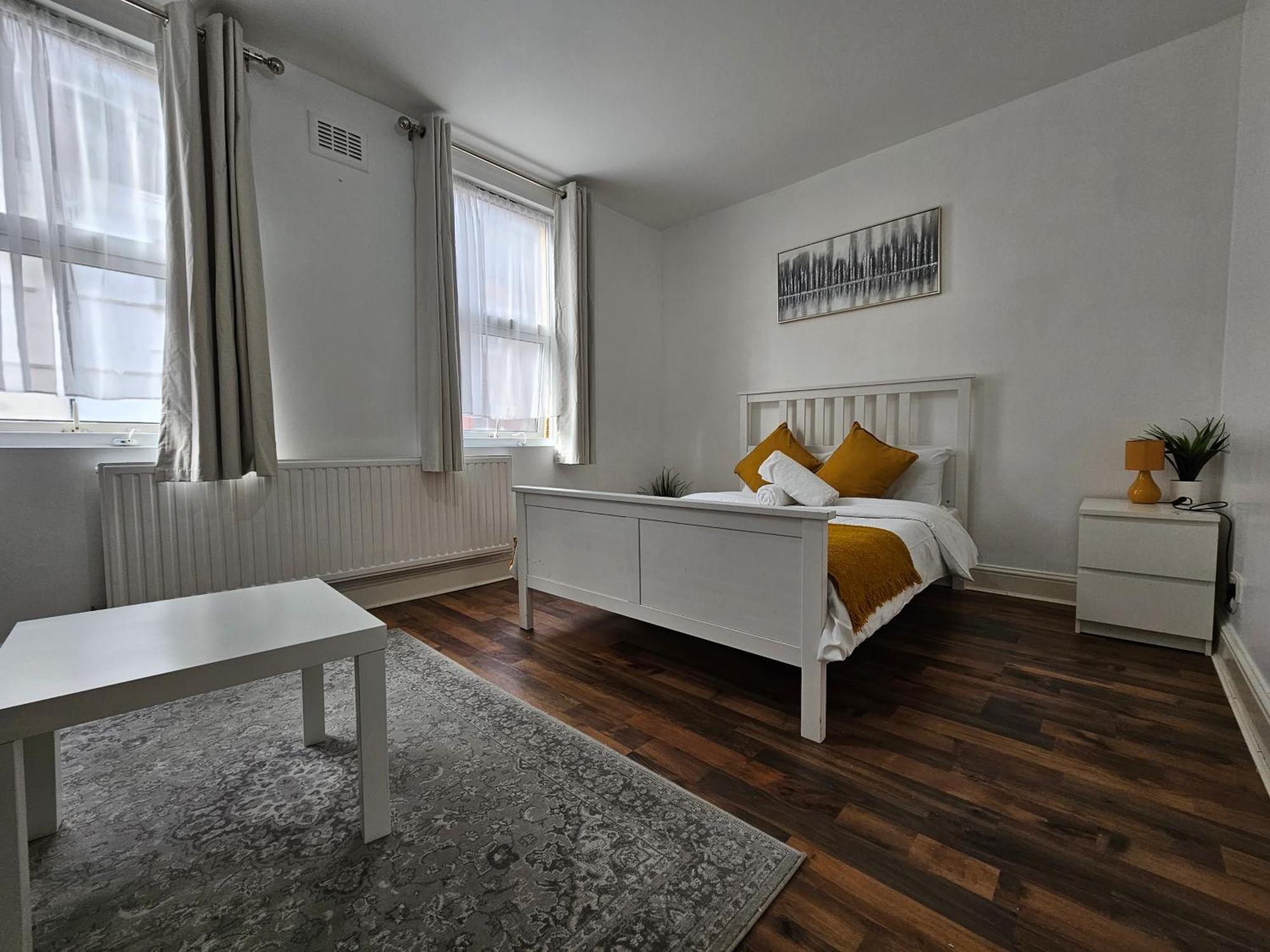 Aldgate Apartment *